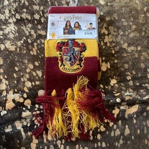 Harry Potter Gryffindor scarf NWT